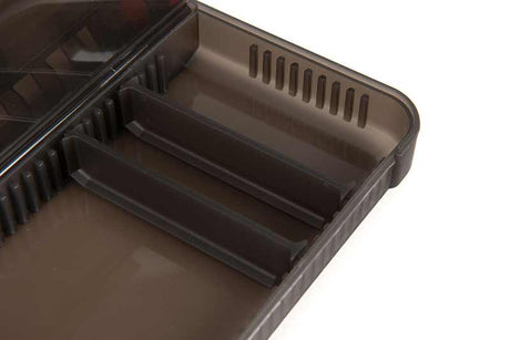 Interior de caja de accesorios Fox Rage mediana con compartimentos para organización de elementos de pesca.