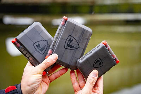 Caja de accesorios Fox Rage pequeña en manos, ideal para organización de utensilios de pesca.