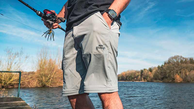 Pantalón desmontable Fox Rage gris claro, ideal para pesca, mostrando comodidad y funcionalidad junto al agua.