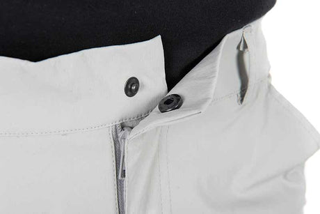 Pantalón desmontable Fox Rage gris claro, detalle de la cintura y cremallera, ideal para pesca de bass y depredadores.