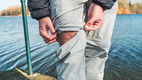 Pantalón desmontable Fox Rage Zip-Off en color gris claro, ideal para la pesca, mostrando la funcionalidad de cierre.